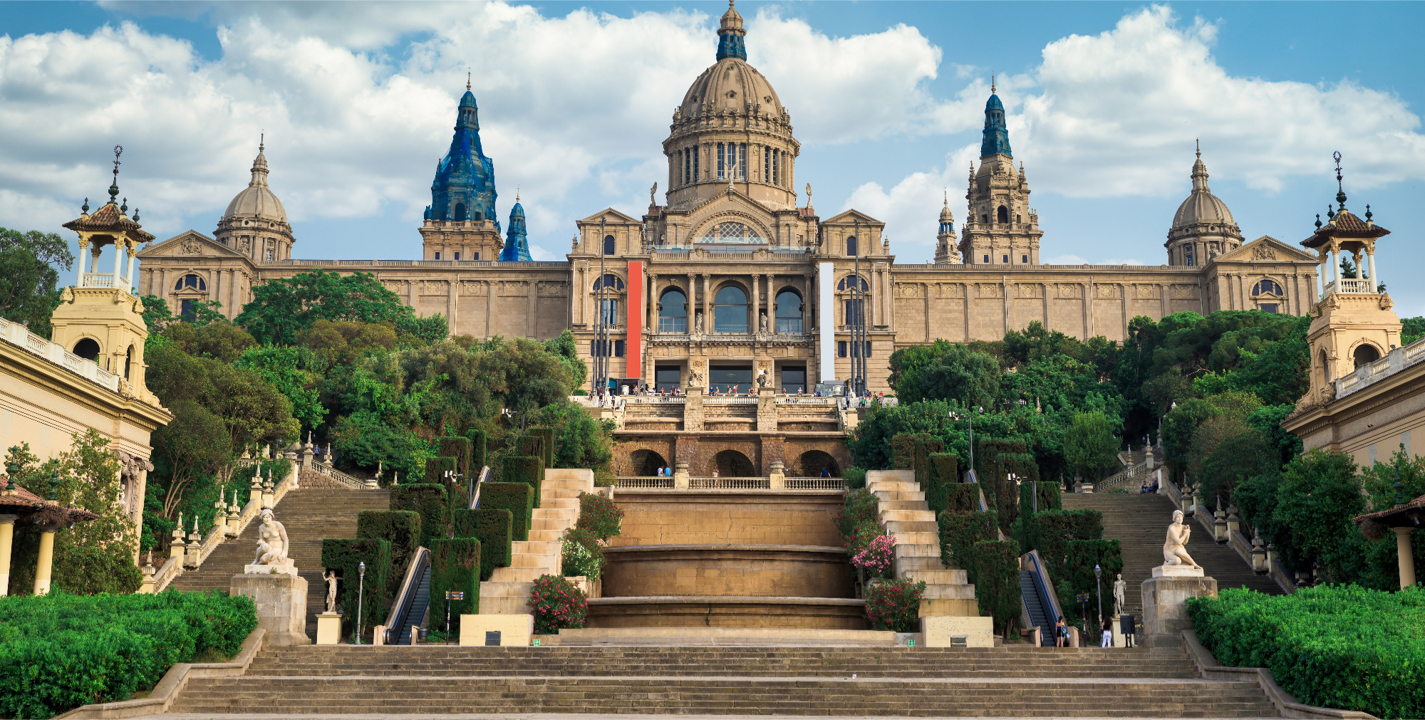 los-jardines-del-palacio-nacional-de-barcelona-espana-y-la-gente-frente-el-cielo-nublado-batcheditor-fotor.png